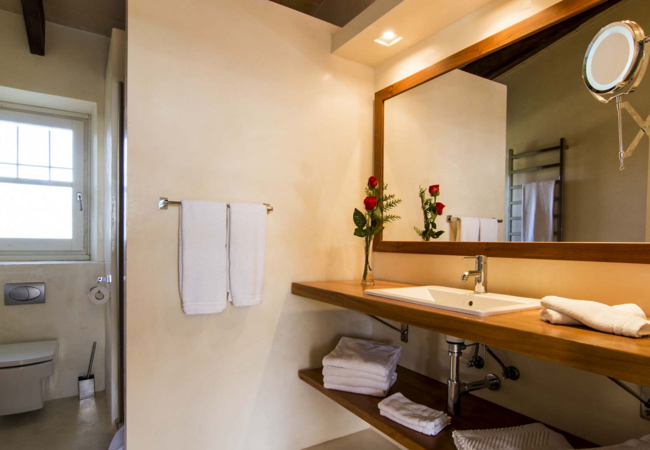 Modernes Badezimmer der Finca Carmen bei Canyamel