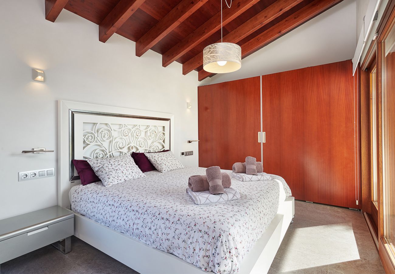 Schlafzimmer mit Doppelbett der Finca Can Maimo bei Santanyi