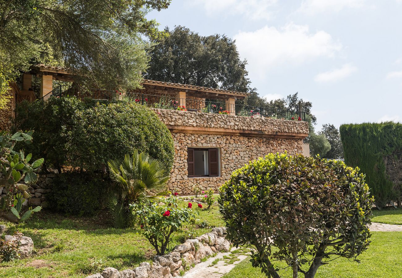 Garten und Fassade der Finca Casa Petita bei Artà