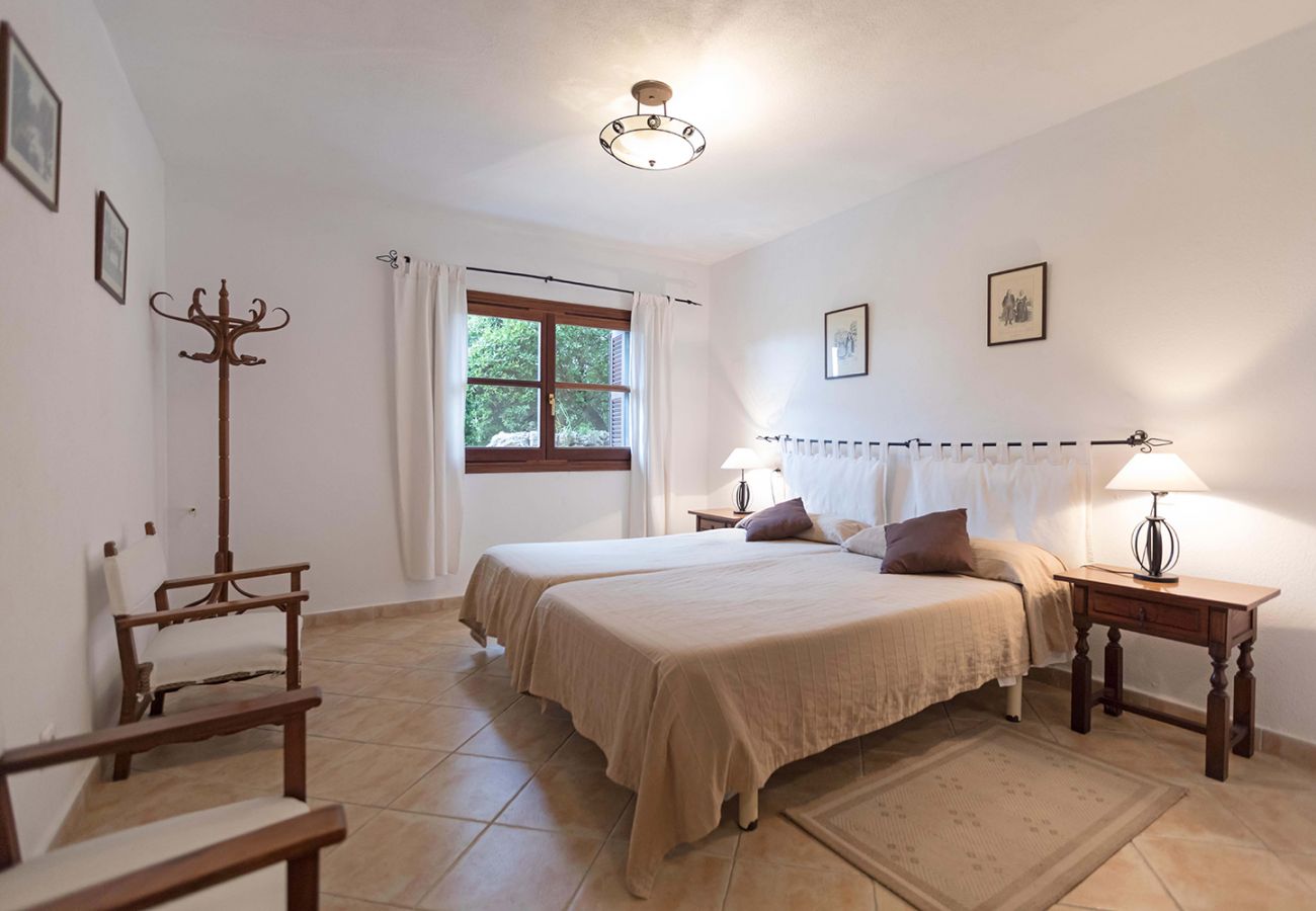 Schlafzimmer mit 2 Einzelbetten der Finca Casa Petita bei Artà
