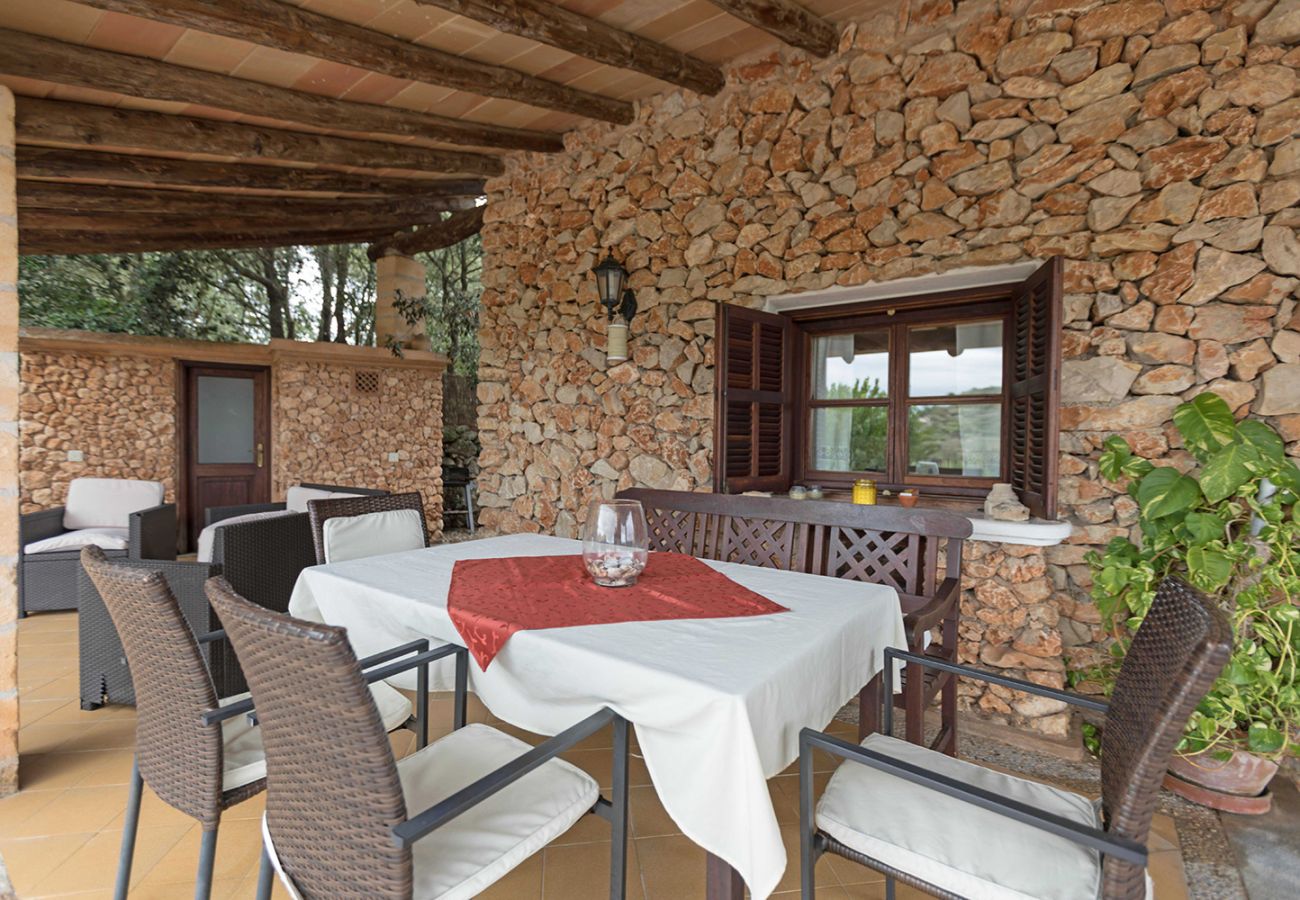 Überdachte Terrasse mit Tisch der Finca Casa Petita bei Artà