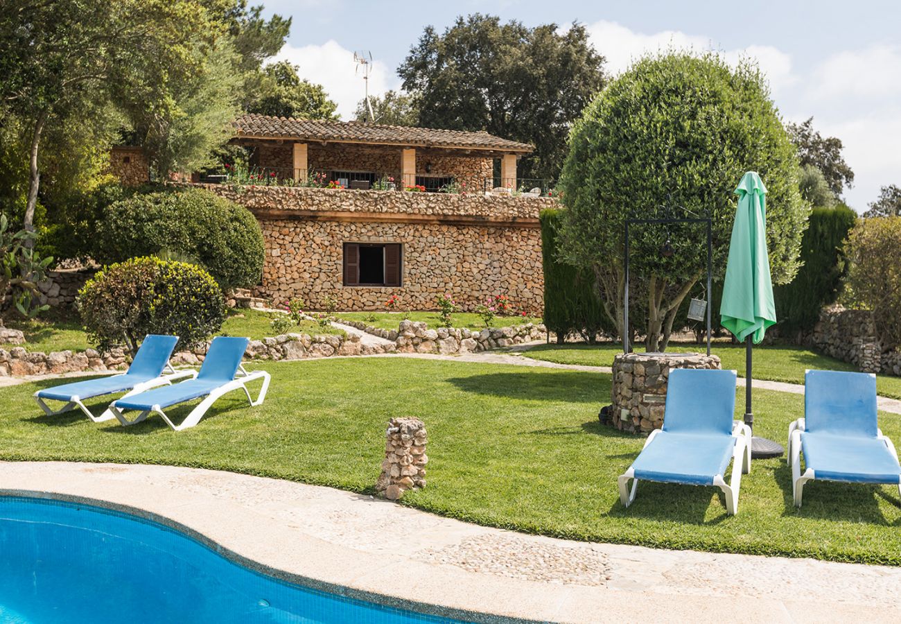 Garten und Liegestühle am Pool der Finca Casa Petita bei Artà