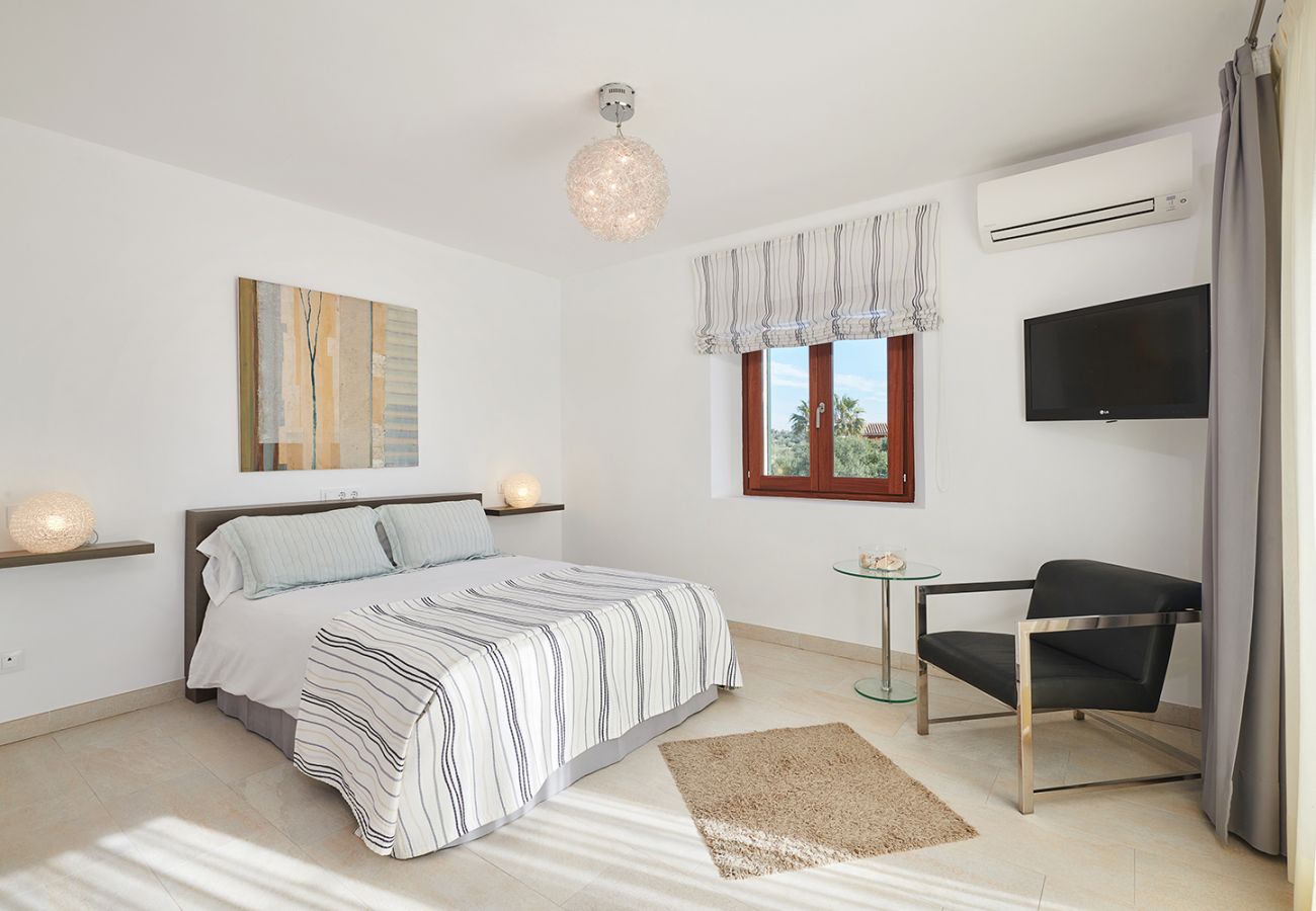 Schlafzimmer mit Doppelbett der Finca Ses Salines bei Ses Salines