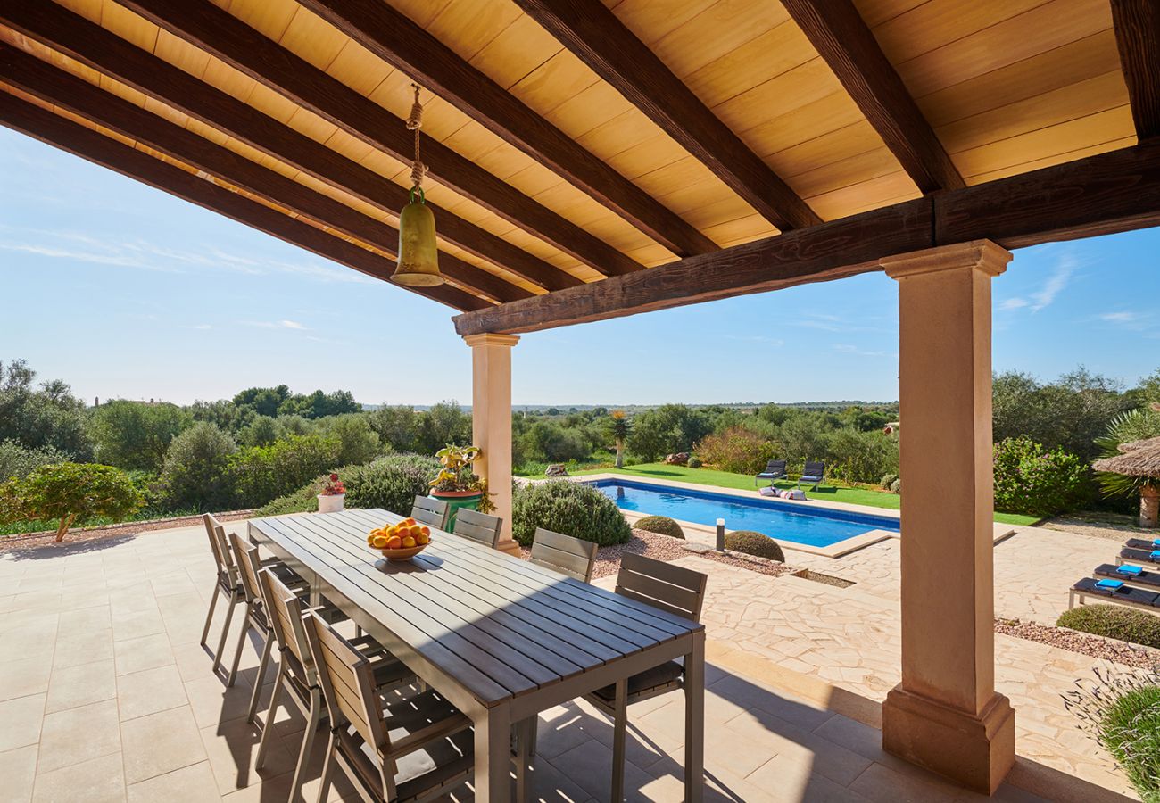 Überdachte Terrasse mit Tisch der Finca Ses Salines bei Ses Salines