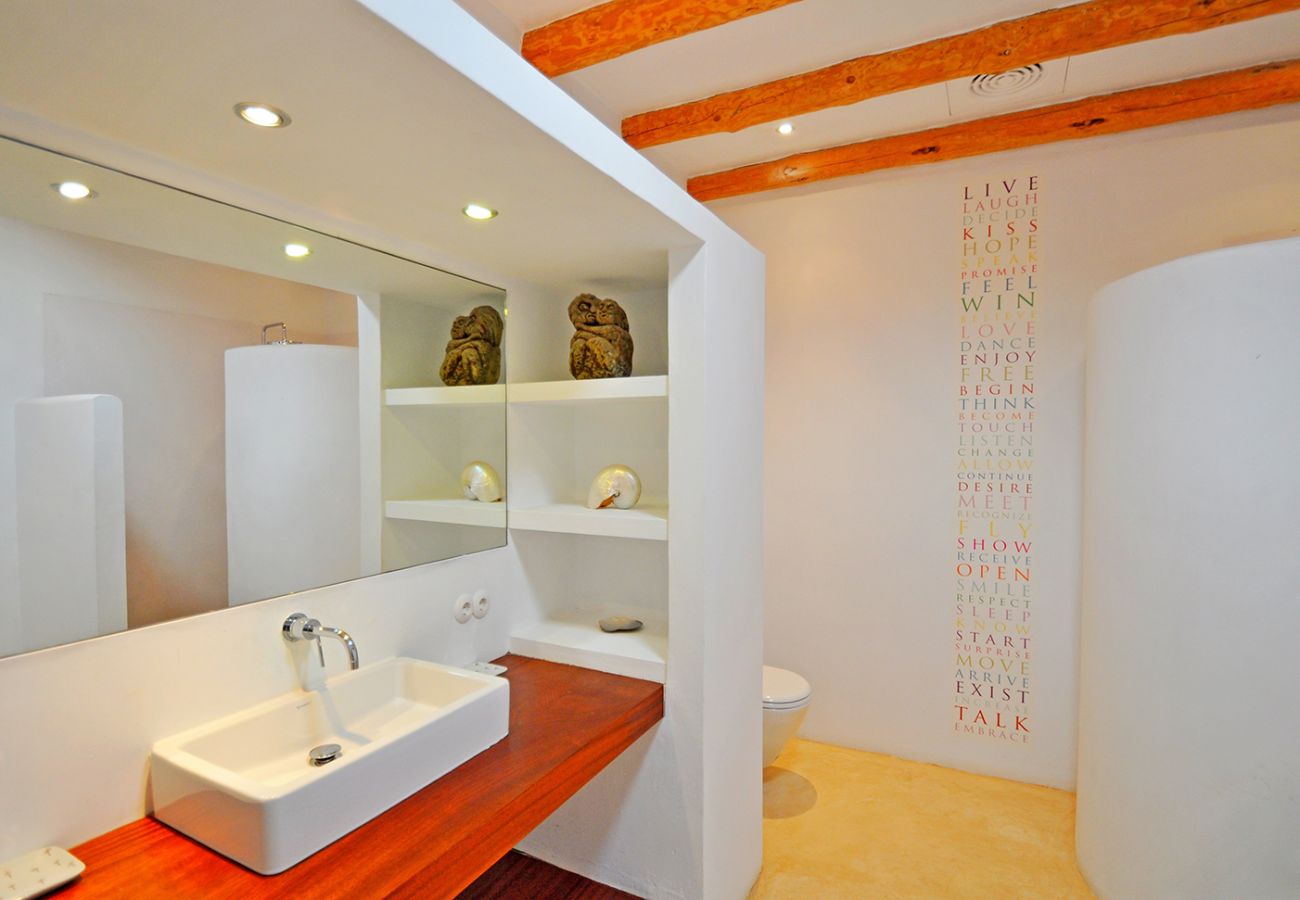 Badezimmer mit Dusche der Finca Vista Bonita bei Arta