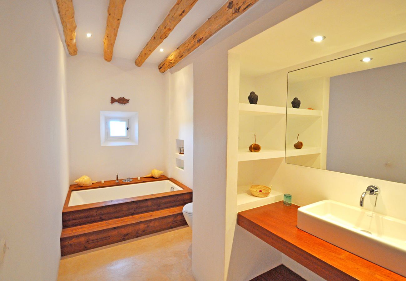 Badezimmer mit Badewanne der Finca Vista Bonita bei Arta