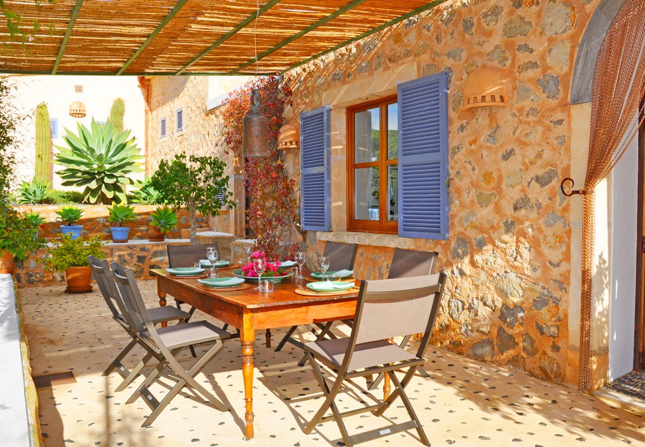 Tisch auf überdachter Terrasse der Finca Vista Bonita bei Arta