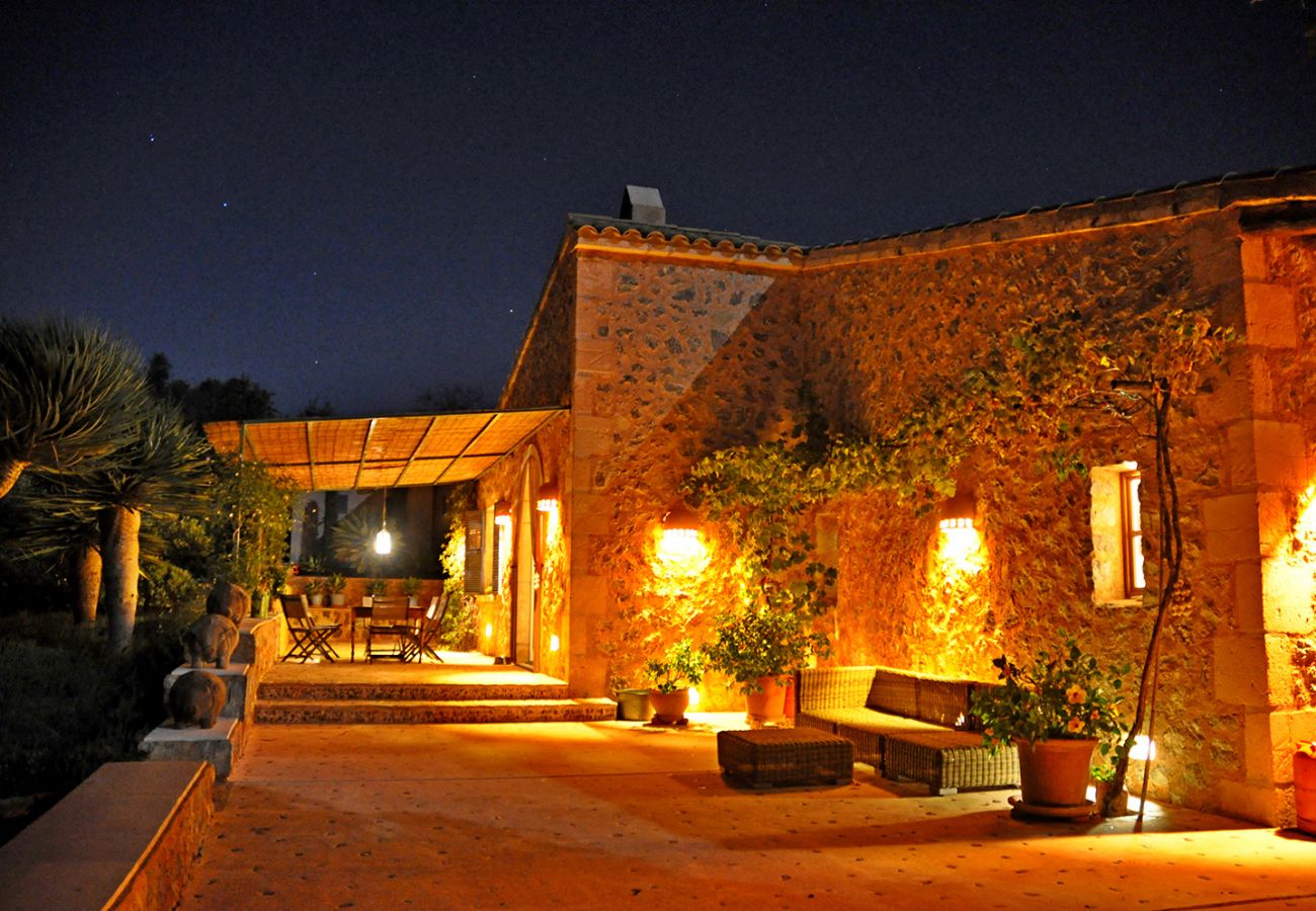Fassade der Finca Vista Bonita bei Arta bei Nacht