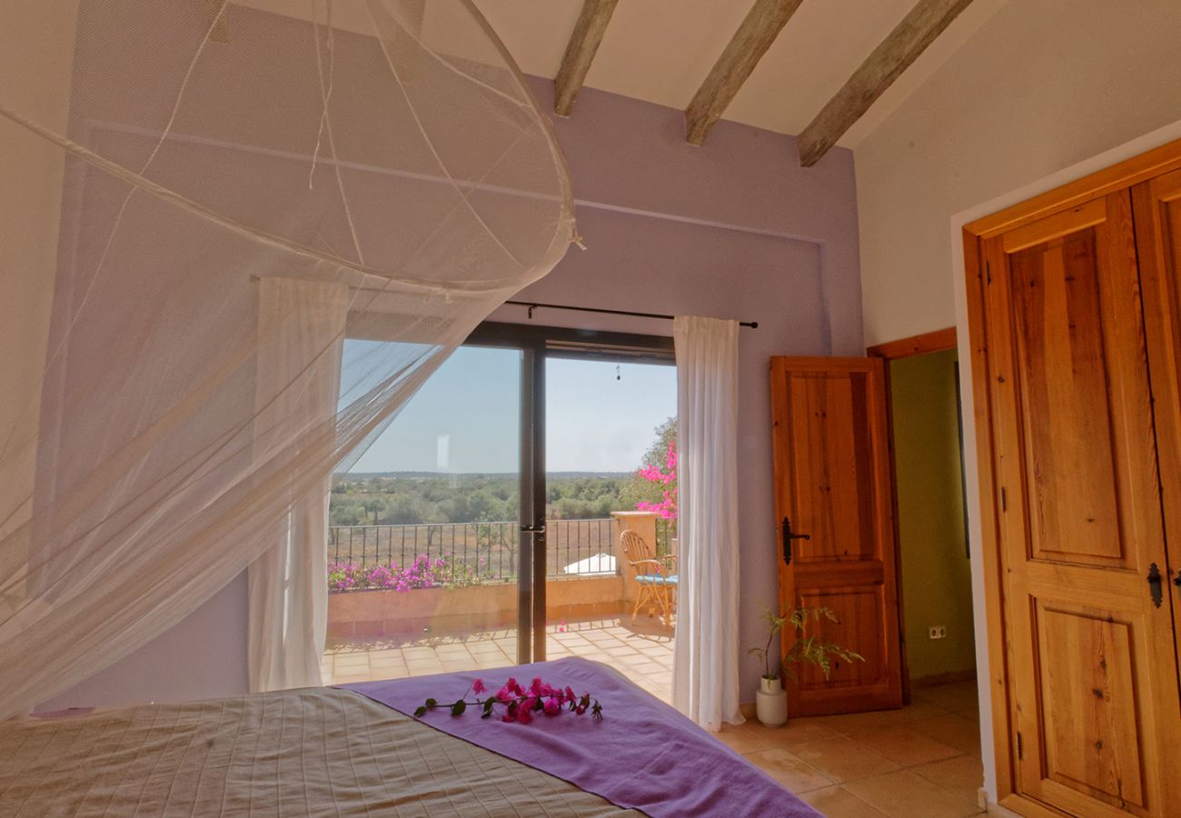 Schlafzimmer mit zwei Einzelbetten, Balkon und Insektenschutz in der Finca El Retiro in Ses Salines