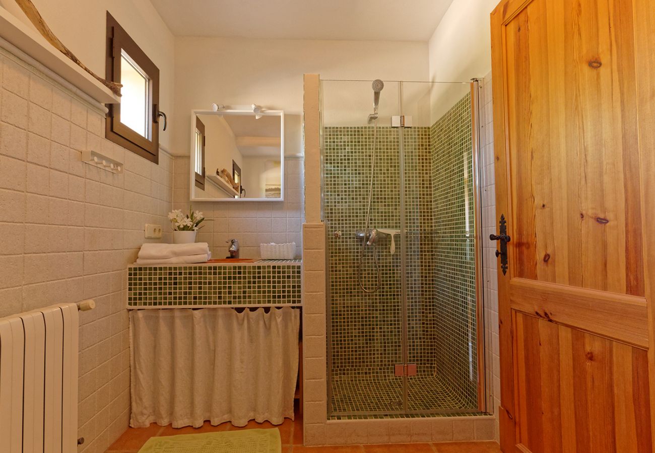 Badezimmer mit Dusche der Finca El Retiro in Ses Salines