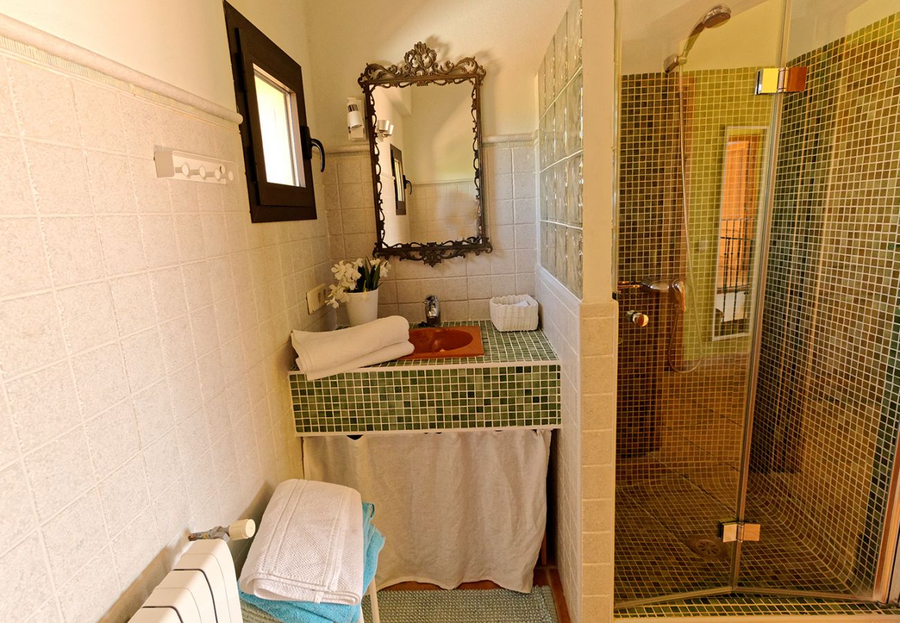 Badezimmer mit Dusche in der Finca El Retiro in Ses Salines