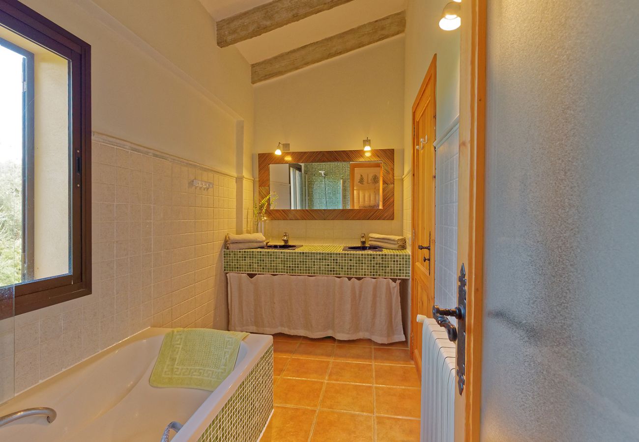 Bad en Suite mit Dusche und Badewanne in der Finca El Retiro in Ses Salines