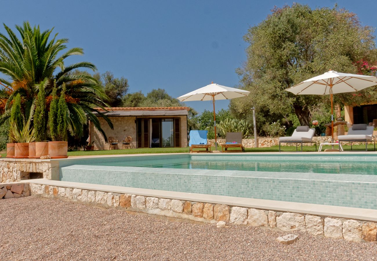 Infinity-Pool und Garten der Finca El Retiro in Ses Salines