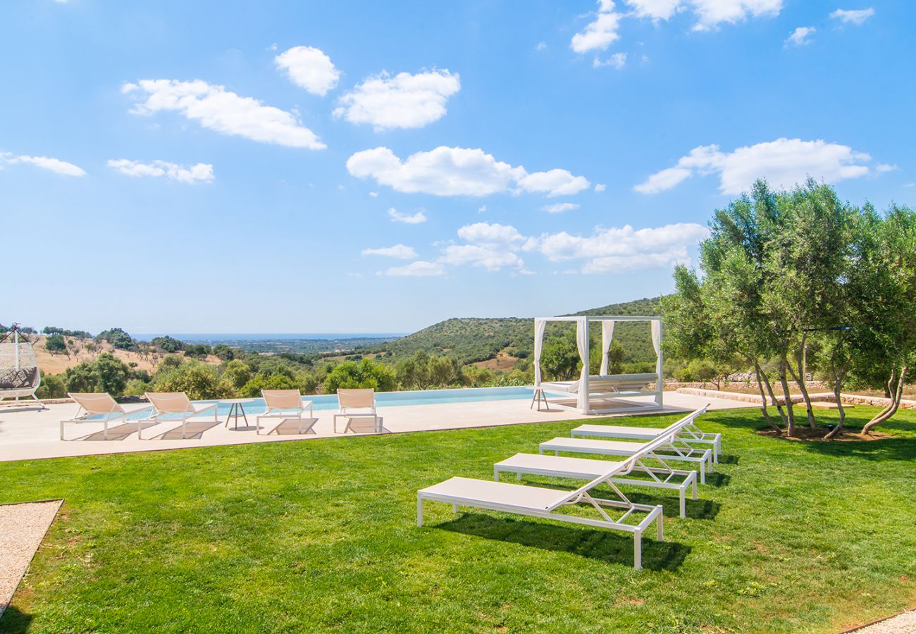Pool, Garten und Ausblick der Finca Can Duai in Sant Llorenç Des Cardassar