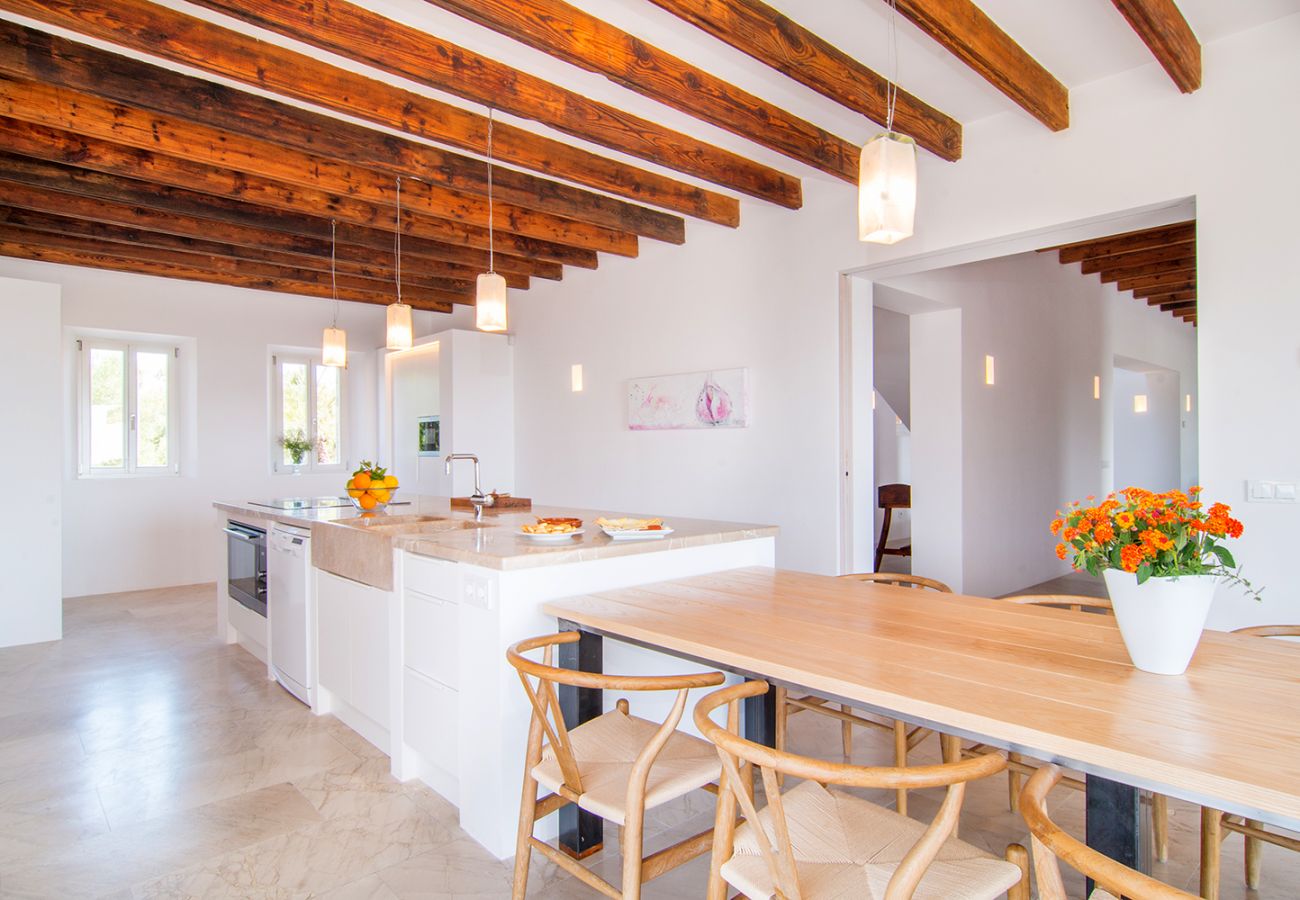 Moderne Küche mit Kochinsel und Esstisch der Finca Can Duai in Sant Llorenç Des Cardassar 