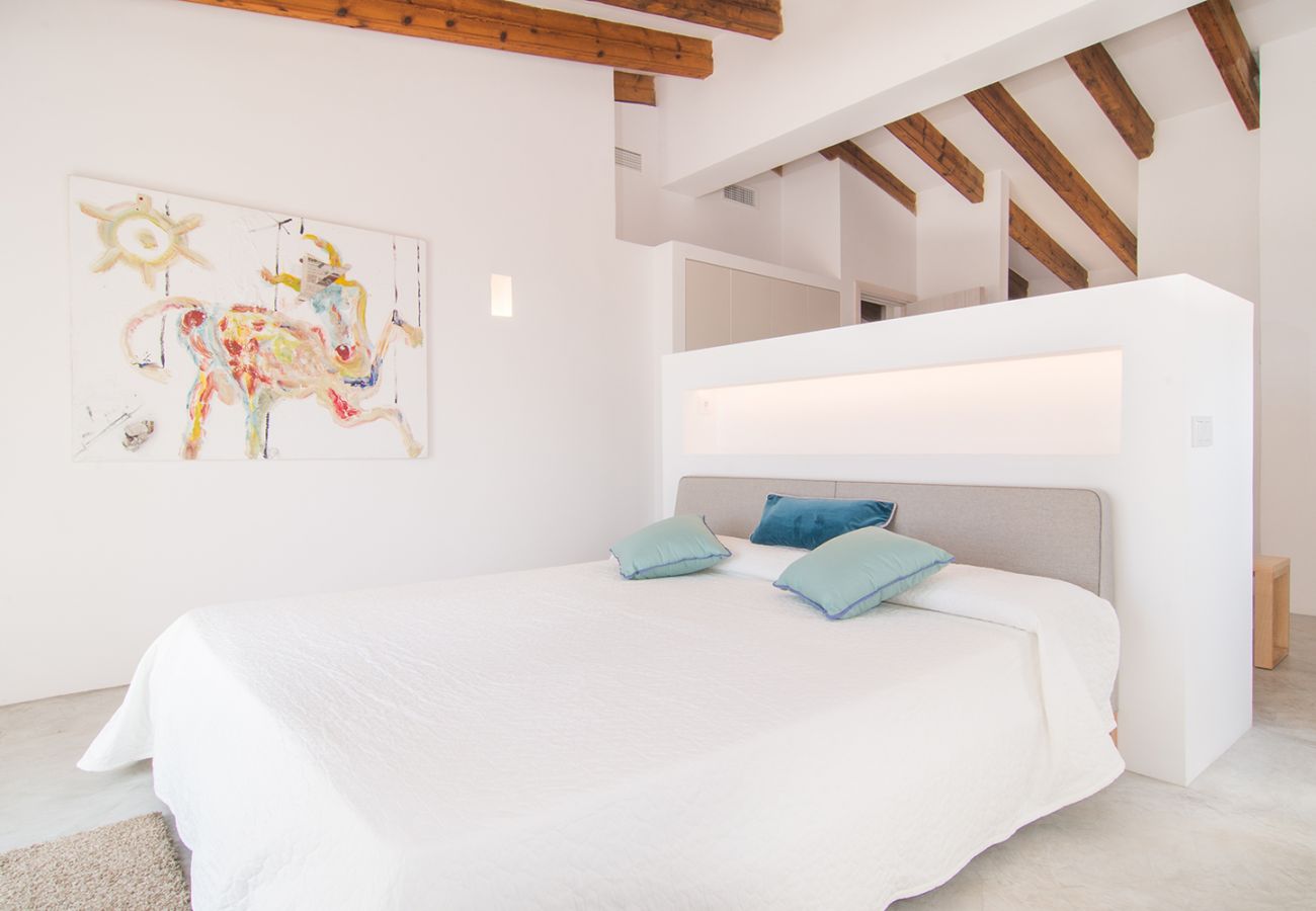 Großes, helles Schlafzimmer mit Doppelbett der Finca Can Duai in Sant Llorenç Des Cardassar 