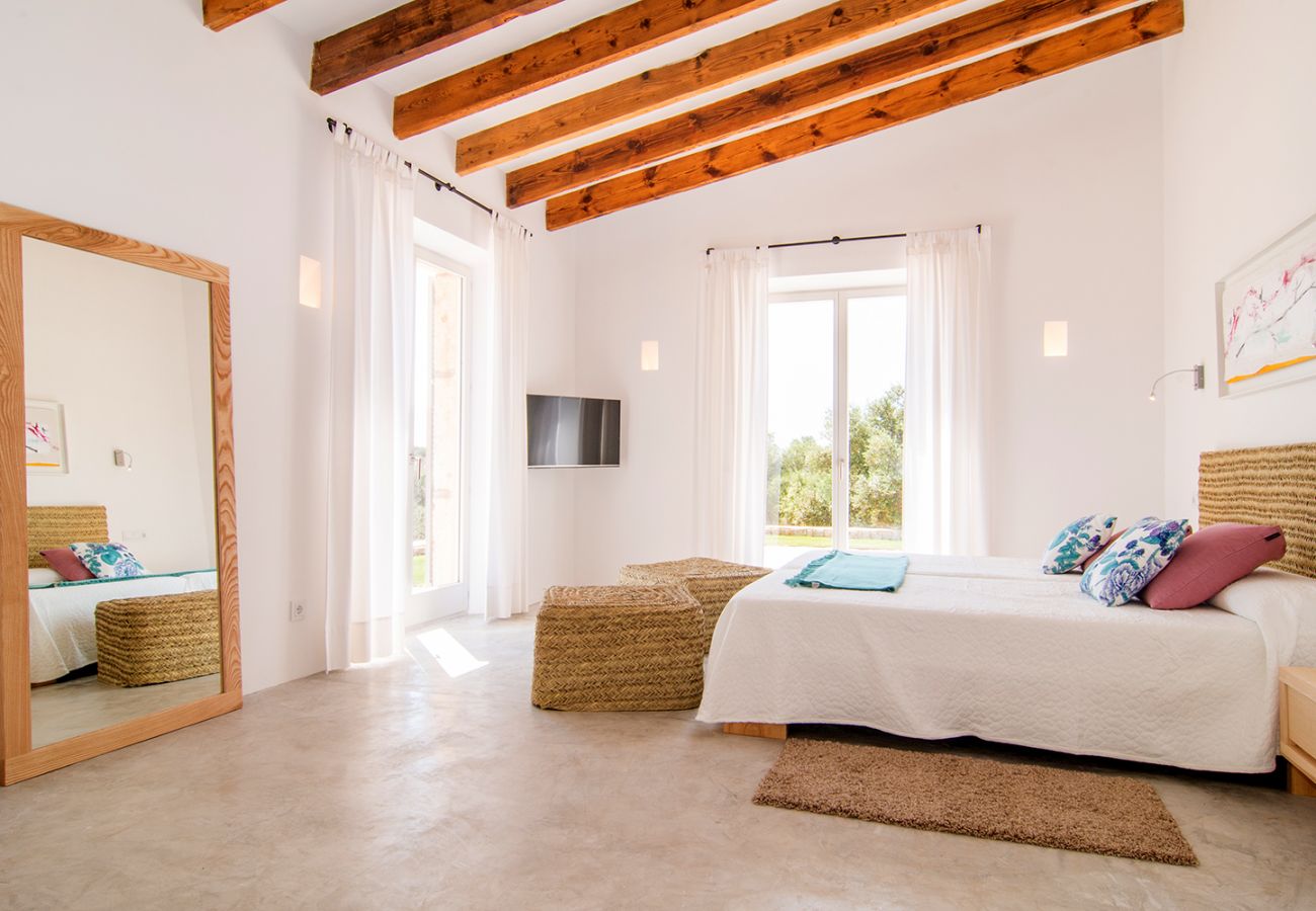 Schönes Schlafzimmer mit zwei Einzelbetten in der Finca Can Duai in Sant Llorenç Des Cardassar 