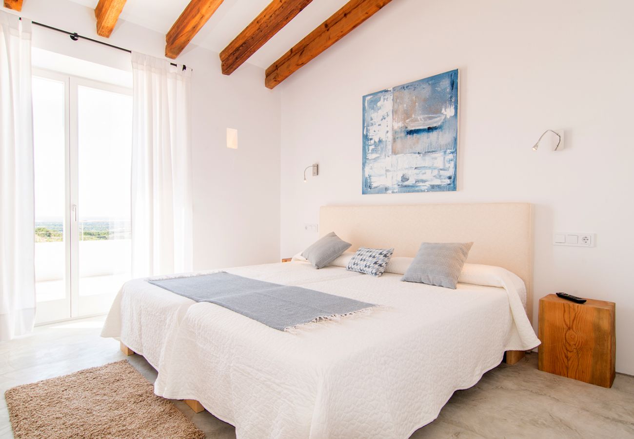 helles Schlafzimmer mit zwei Einzelbetten der Finca Can Duai in Sant Llorenç Des Cardassar 