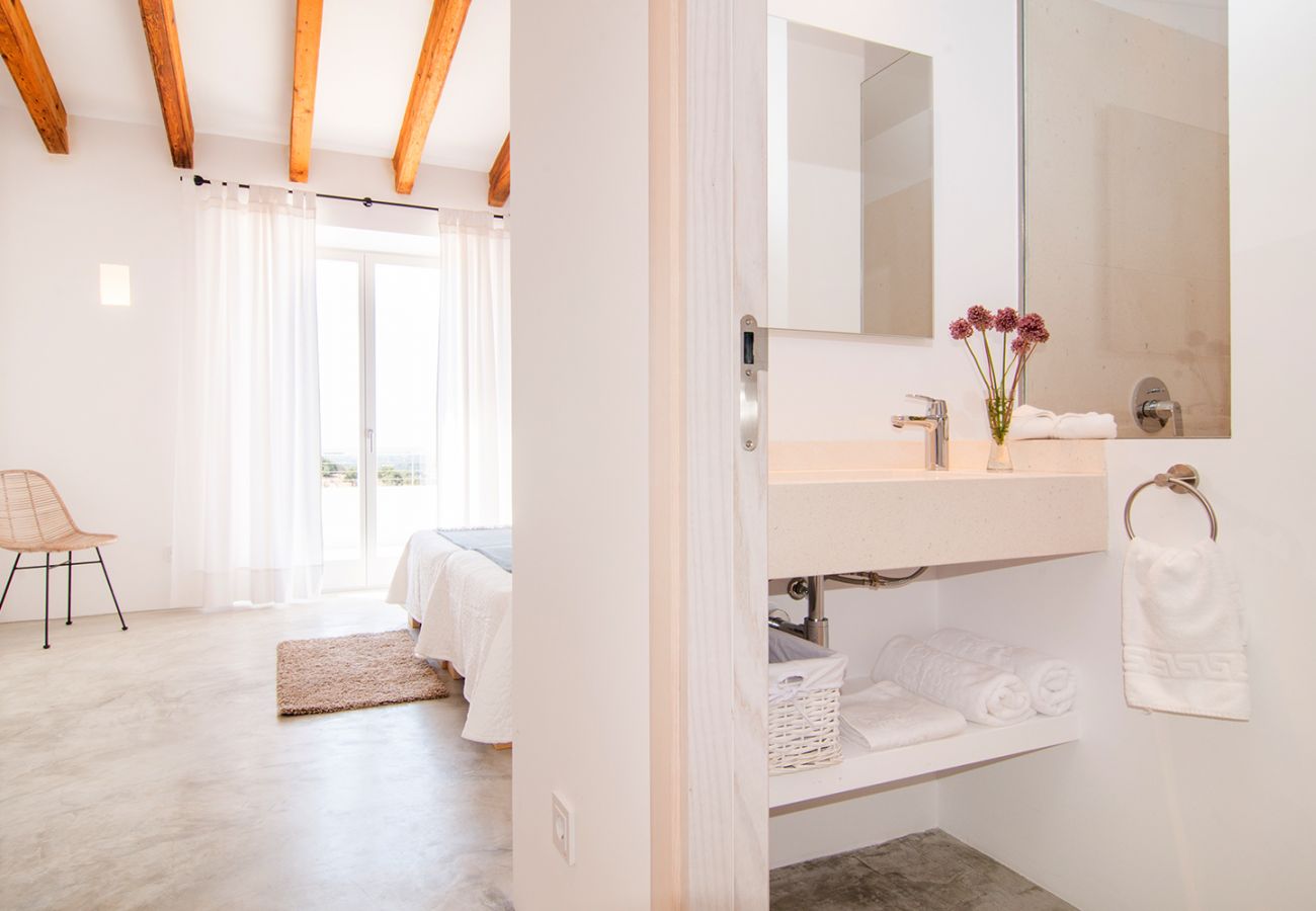 Bad en Suite mit Dusche der Finca Can Duai in Sant Llorenç Des Cardassar 