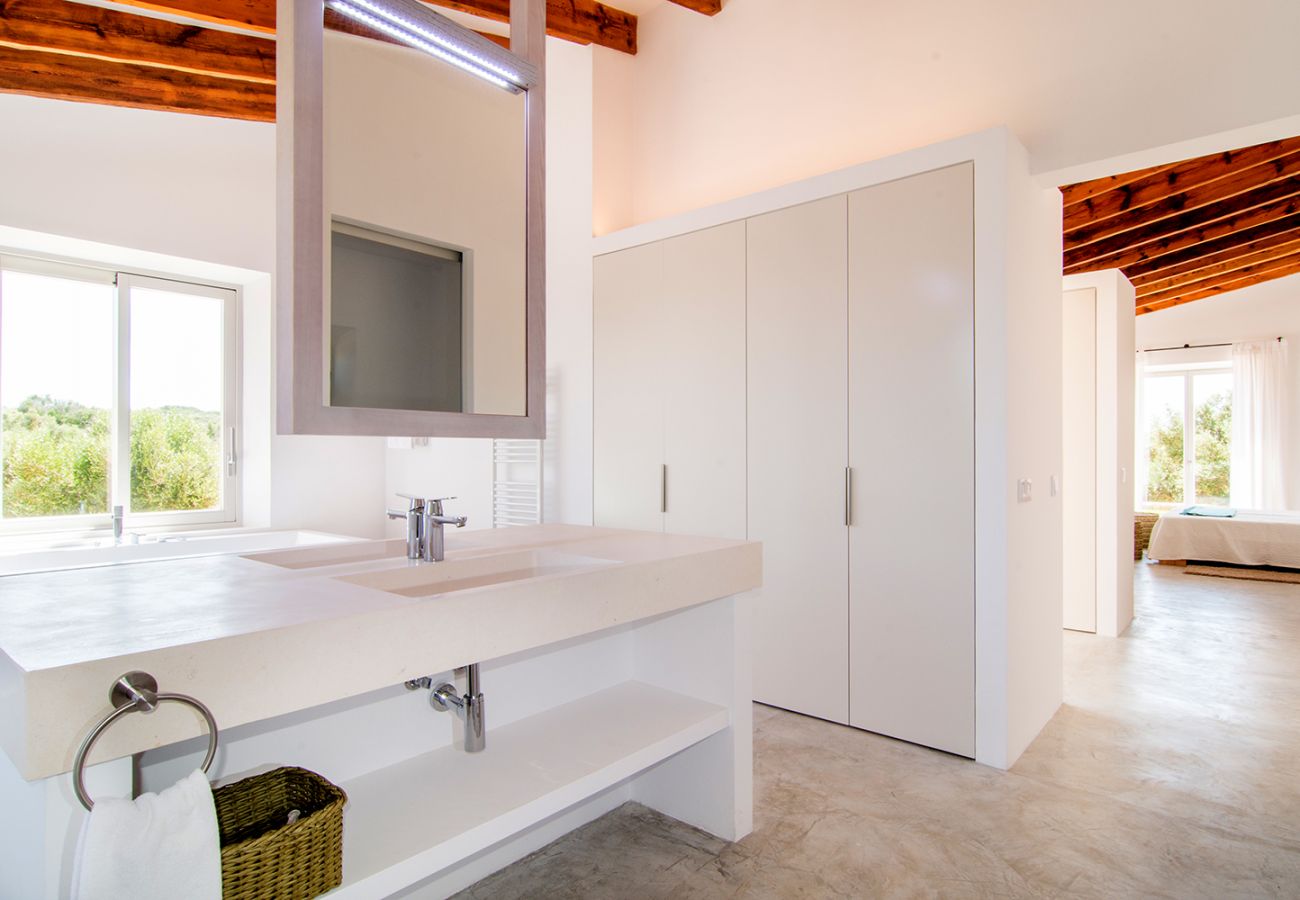 Modernes Badezimmer mit Dusche und Wanne der Finca Can Duai in Sant Llorenç Des Cardassar 