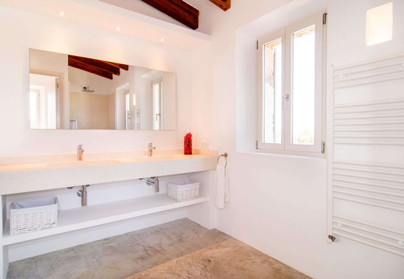 Bad en Suite mit Dusche in der Finca Can Duai in Sant Llorenç Des Cardassar 