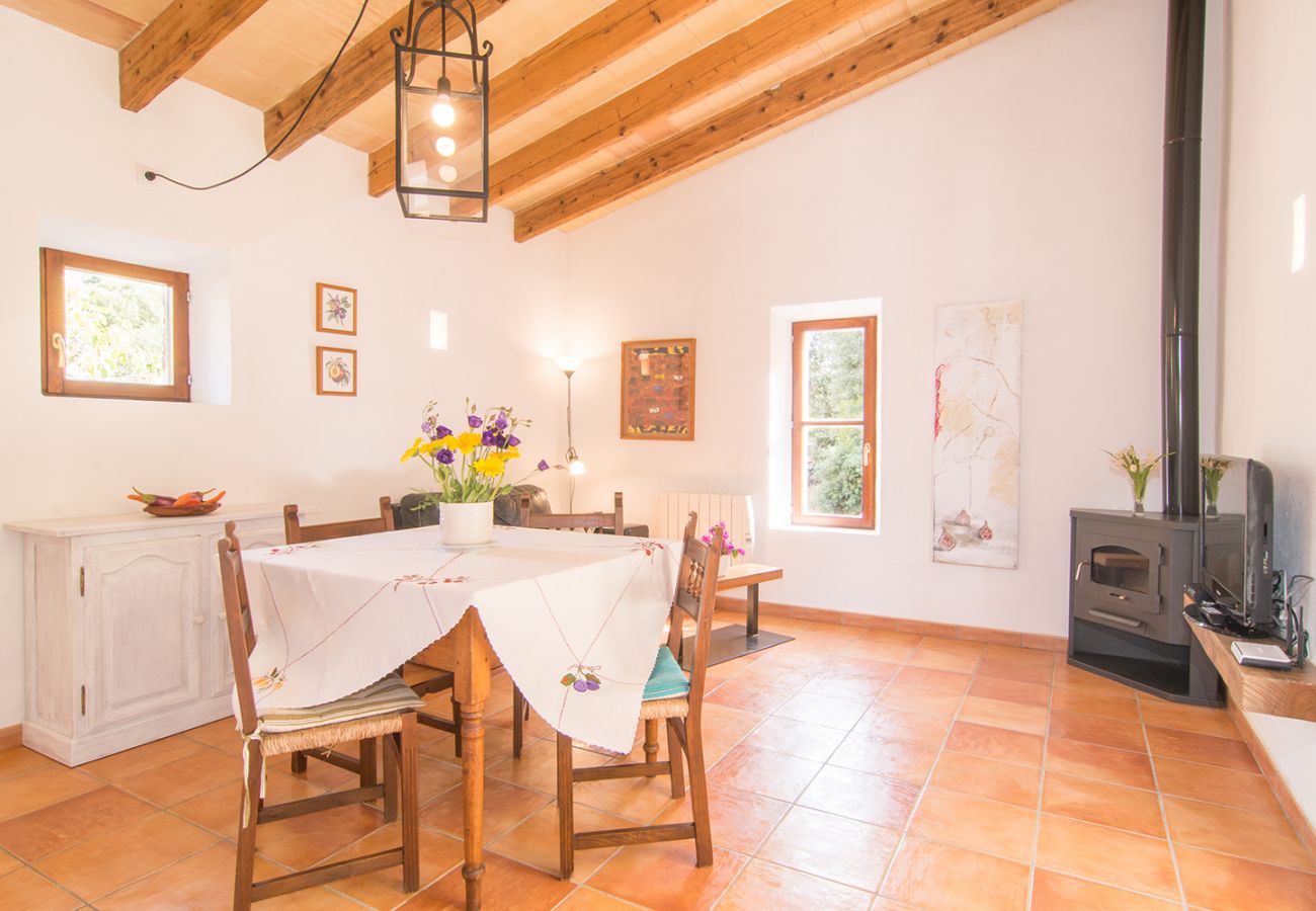 Großes Wohnzimmer mit Ofen und Esstisch der Finca Bonita bei Son Servera