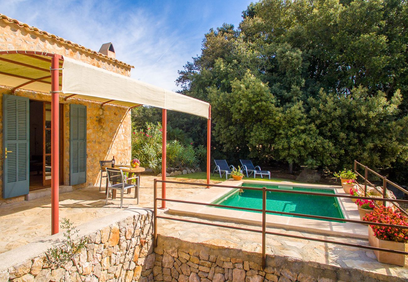 Terrasse, Pool und Garten der Finca Bonita bei Son Servera