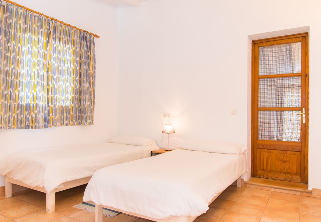 Schlafzimmer mit zwei Einzelbetten in der Finca Es Coster II in Son Servera