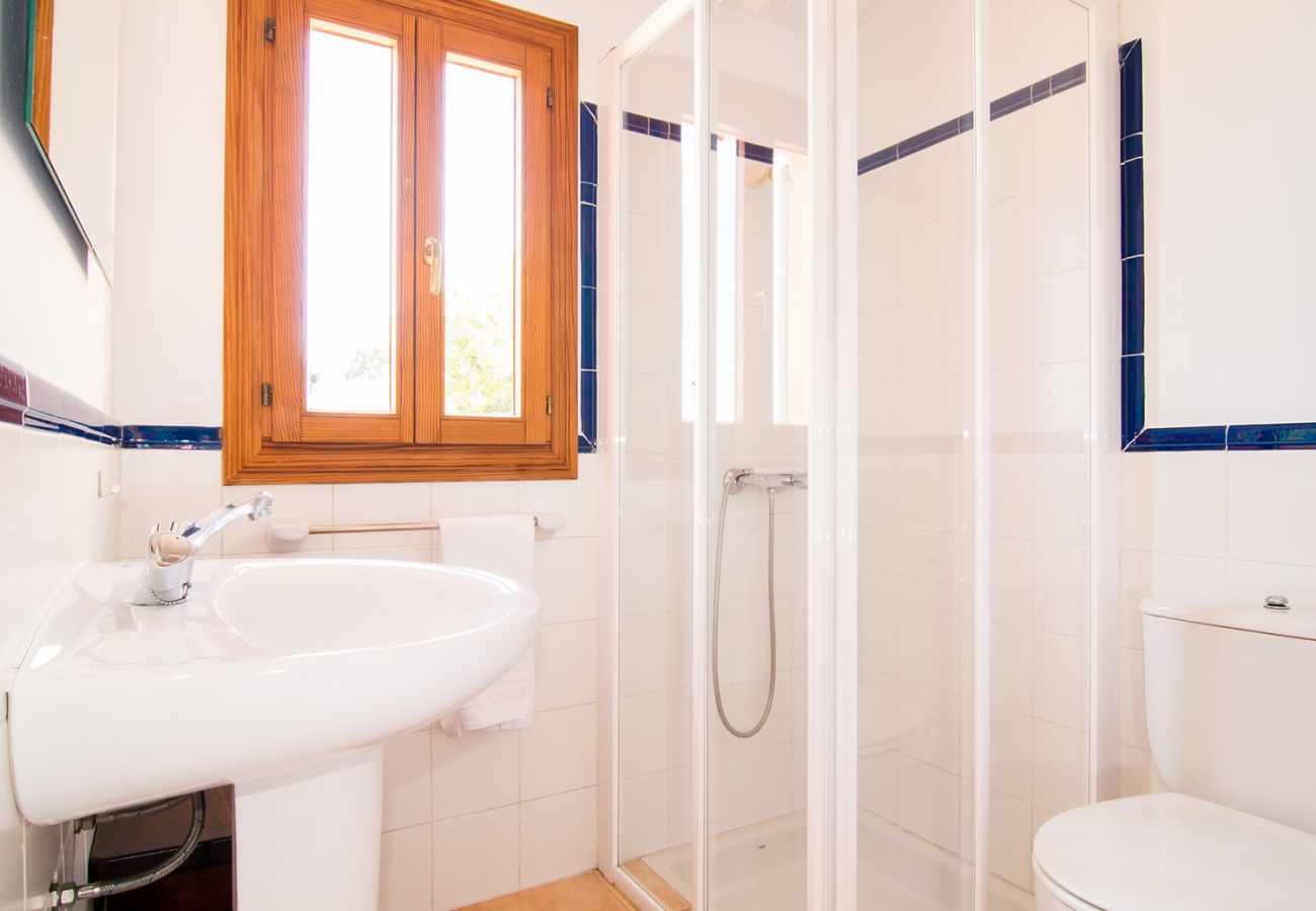 Badezimmer en Suite mit Dusche der Finca Es Coster II in Son Servera