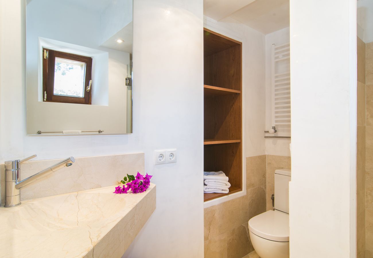Badezimmer mit Dusche der Finca Es Coster II in Son Servera