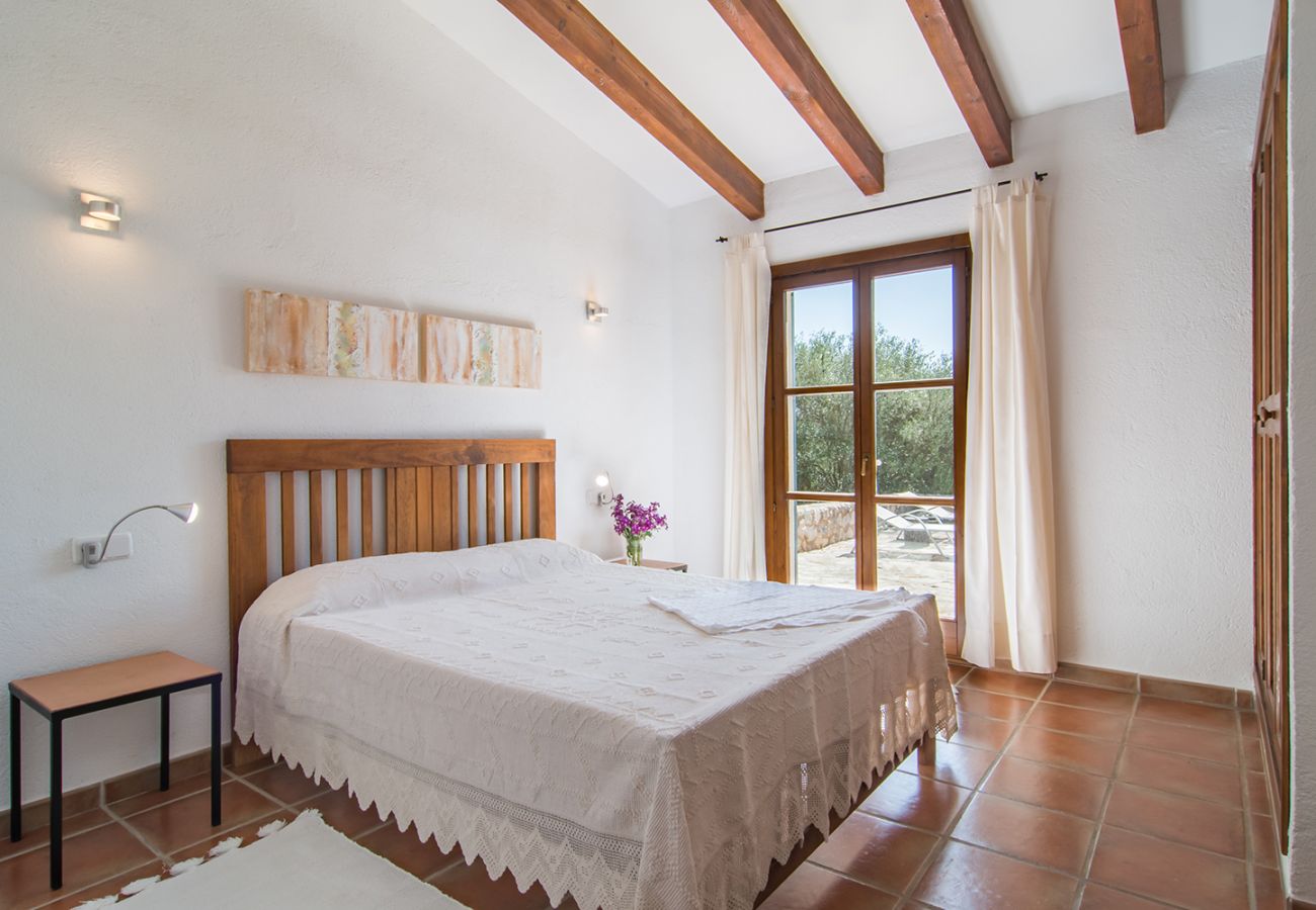 Schlafzimmer mit zwei EInzelbetten der Finca Es Garballo bei Son Servera