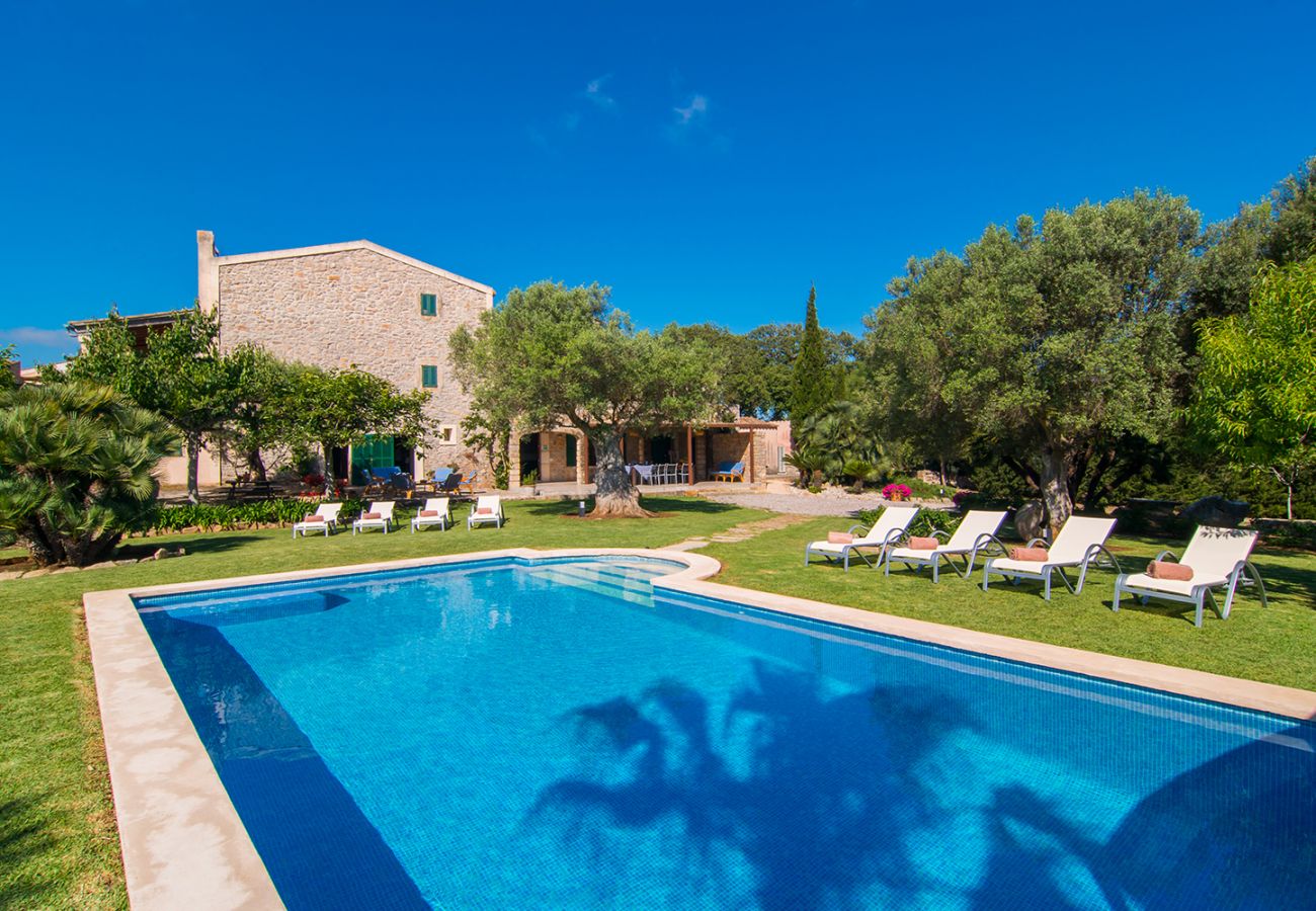 Pool, mediterraner Garten und Haus der Finca Es Rafal de Sant bei Son Servera