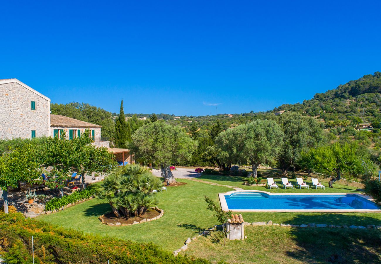 Gepflegter, mediterraner Garten mit Pool und großer Terrasse der Finca Es Rafal de Sant bei Son Servera