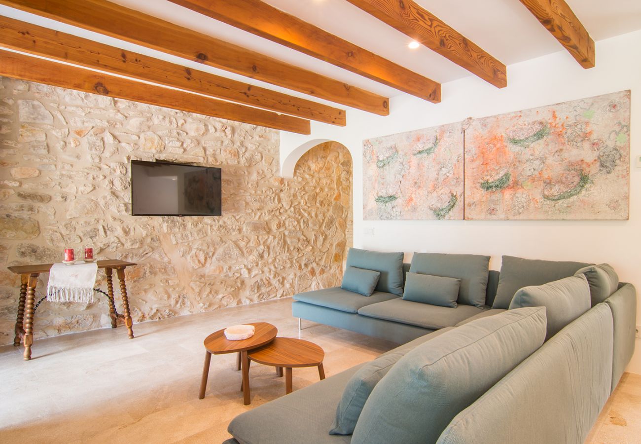 Modernes Wohnzimmer mit Sofa und TV der Finca Es Rafal de Sant bei Son Servera