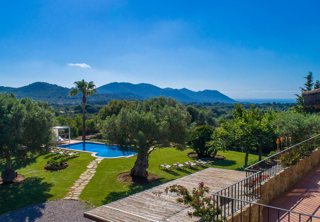 Blick auf den mediterranen Garten, den Pool und die schöne Umgebung der Finca Es Rafal de Sant bei Son Servera