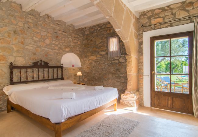 Schönes Schlafzimmer mit Doppelbett der Finca Es Rafal de Sant bei Son Servera 