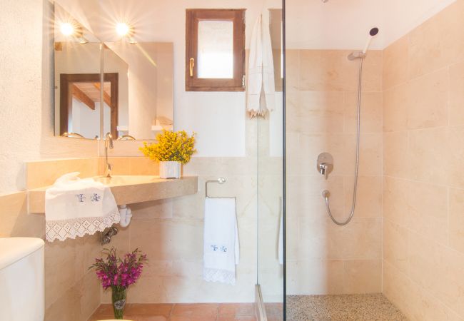 Bad en Suite mit Dusche in der Finca Es Rafal de Sant bei Son Servera