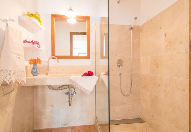 Bad en Suite mit Dusche der Finca Es Rafal de Sant bei Son Servera