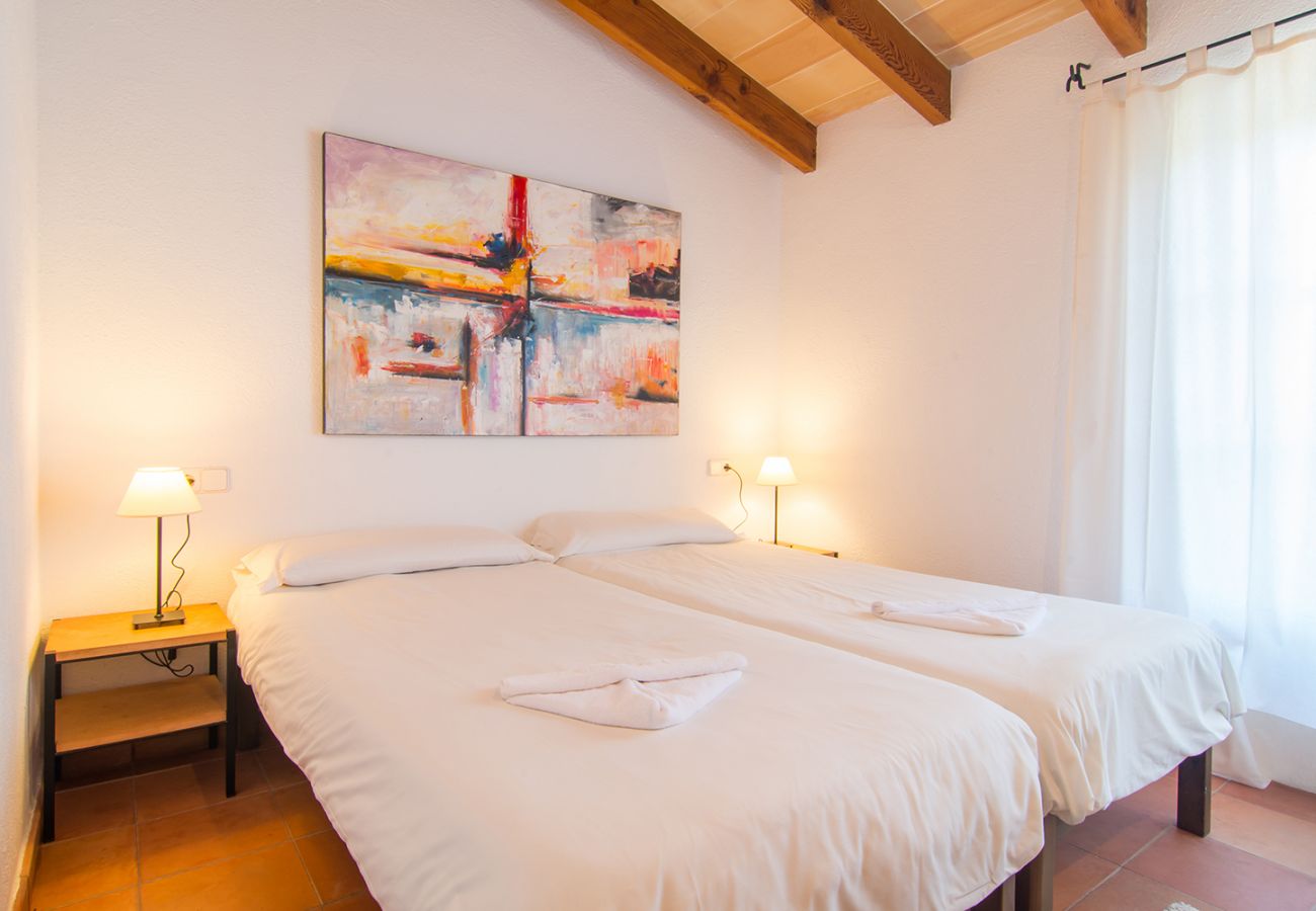 Schlafzimmer mit zwei Einzelbetten der Finca Es Rafal de Sant bei Son Servera 