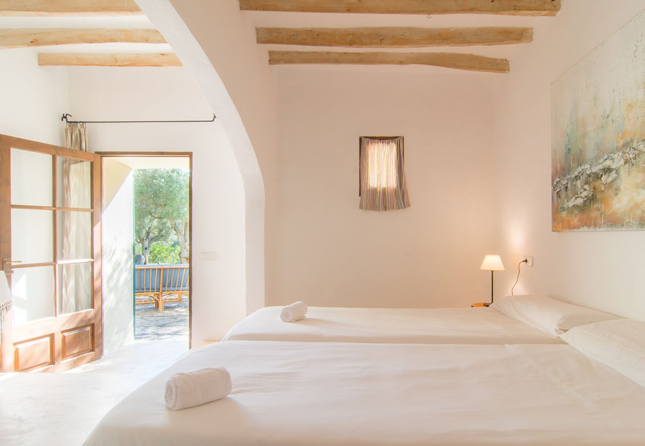Stilvolles Schlafzimmer mit zwei Einzelbetten der Finca Es Rafal de Sant bei Son Servera