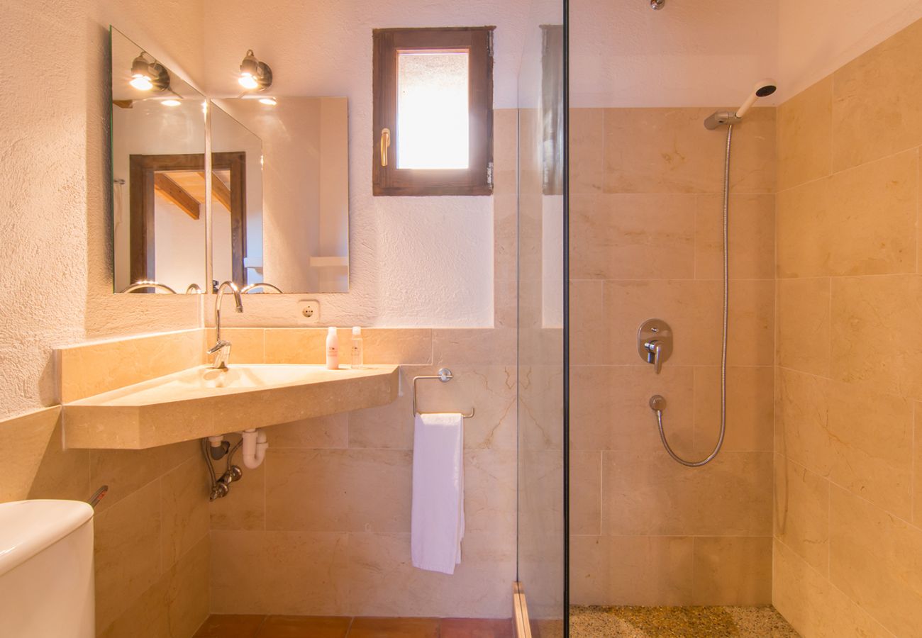 Badezimmer mit Dusche der Finca Es Rafal de Sant bei Son Servera