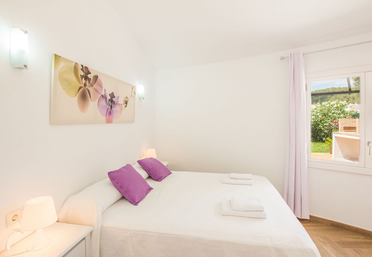 Schlafzimmer mit Doppelbett der Finca Romeo bei Sa Pobla