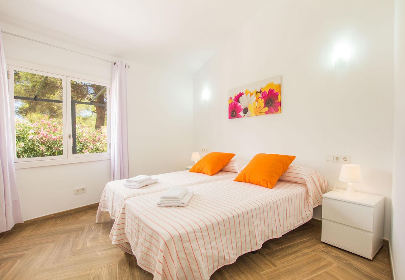 Schlafzimmer mit 2 Einzelbetten der Finca Romeo bei Sa Pobla