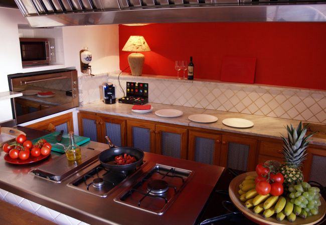 Küche mit Kochinsel der Finca Casa Alaro bei Alaro