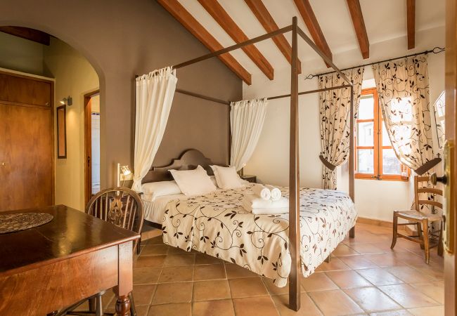 Schlafzimmer mit Doppelbett der Finca Casa Alaro bei Alaro