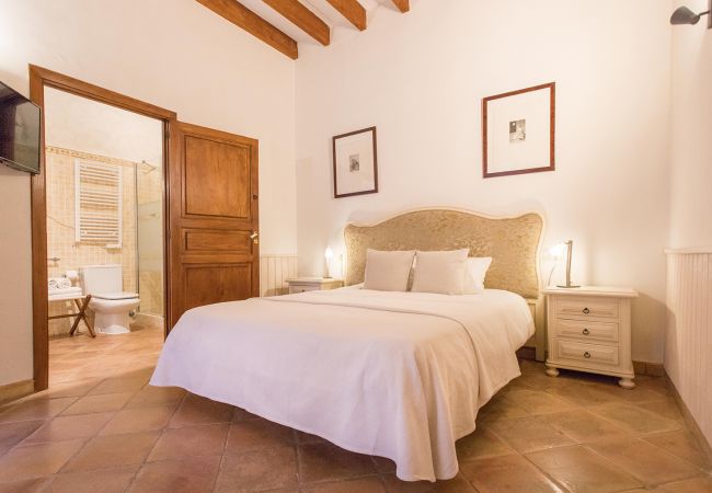 Schlafzimmer mit Doppelbett der Finca Casa Alaro bei Alaro