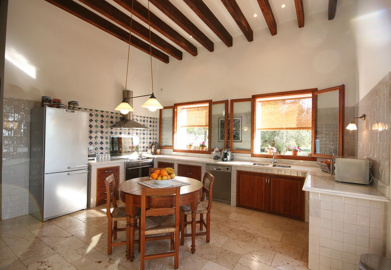 Vollausgestattete Küche mit kleinem Esstisch der Finca Casa Era bei Petra