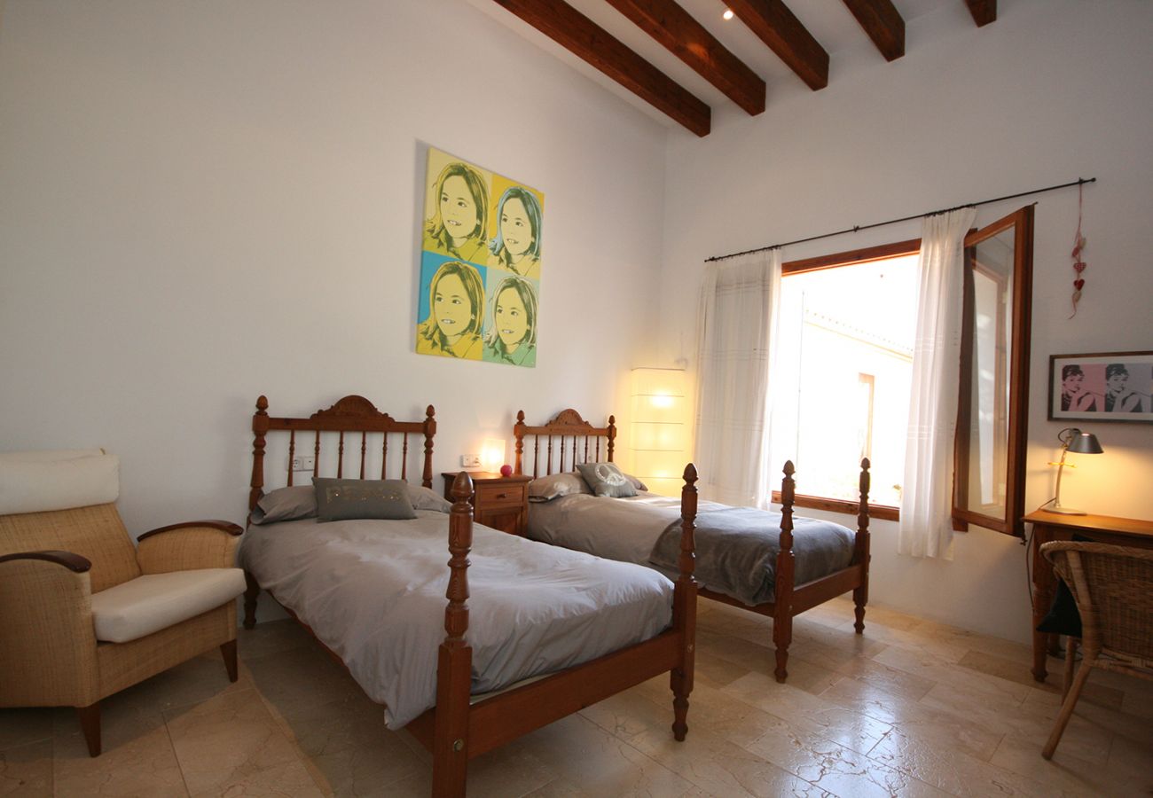 Schlafzimmer mit zwei Einzelbetten in der Finca Casa Era bei Petra