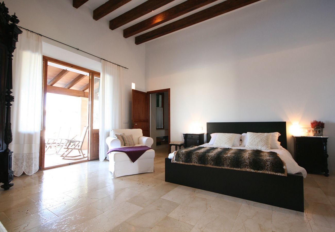 Schlafzimmer mit Doppelbett in der Finca Casa Era bei Petra