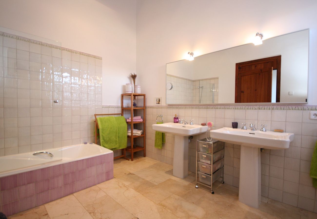 Badezimmer mit Badewanne der Finca Casa Era bei Petra